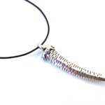 Κολιέ με κορδόνι, Horn