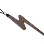 Κολιέ με κορδόνι, Αστραπή