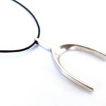 Κολιέ με κορδόνι, Wish Bone