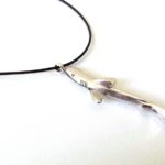 Κολιέ με κορδόνι και μεταλλικό στοιχείο