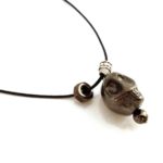 Κολιέ με κορδόνι, Νεκροκεφαλή