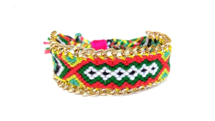 Knitted bracelet with chain