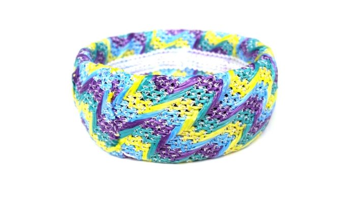 Knitted bracelet with colors
