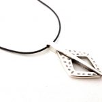 Κολιέ με κορδόνι, Spear