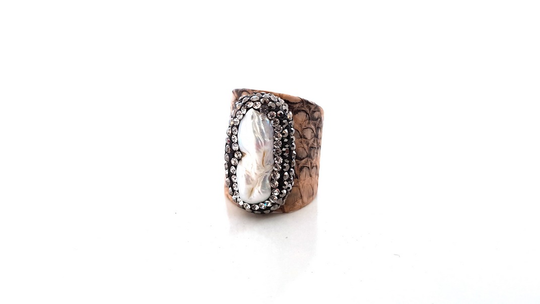 Ring with leather and natural stone