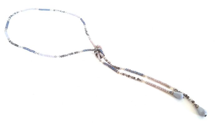 Necklace with fine beads
