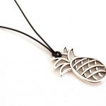 Κολιέ με κορδόνι και μεταλλικό στοιχείο