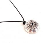 Κολιέ με κορδόνι και μεταλλικό στοιχείο