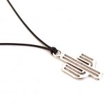 Κολιέ με κορδόνι και μεταλλικό στοιχείο