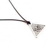Κολιέ με κορδόνι και μεταλλικό στοιχείο