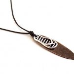 Κολιέ με κορδόνι και μεταλλικό στοιχείο