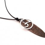 Κολιέ με κορδόνι και μεταλλικό στοιχείο