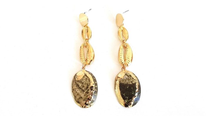 Hanging earrings with shells