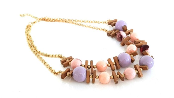 Short necklace with ceramic stones