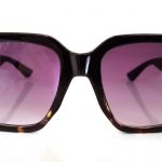 Γυαλιά ηλίου με τετραγωνισμένο σκελετό