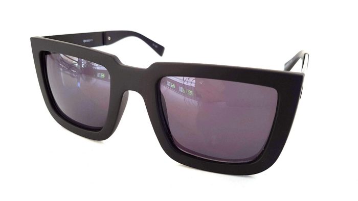 Sunglasses with square skeleton
