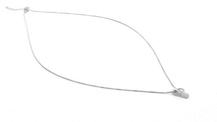 Short silver necklace with a sadionara