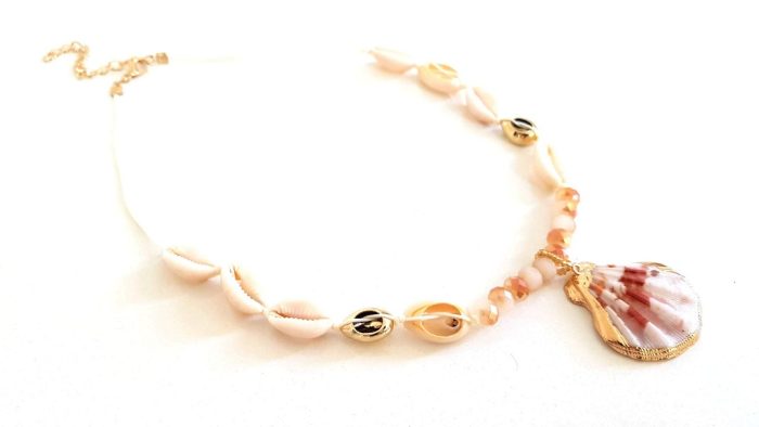 Necklace with shells