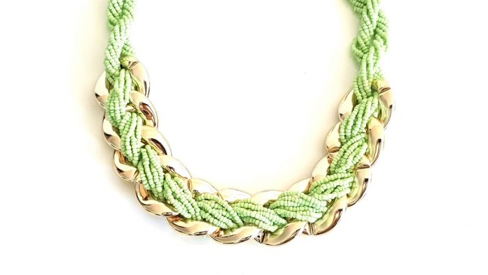 Short necklace with beads