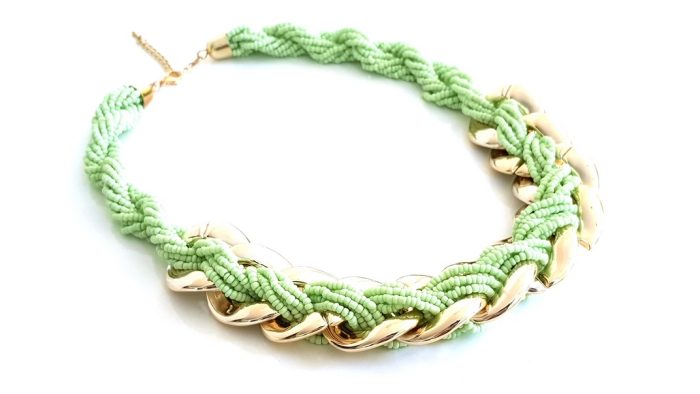 Short necklace with beads