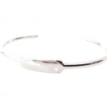 Βραχιόλι χειροπέδα σε στυλ ταυτότητας