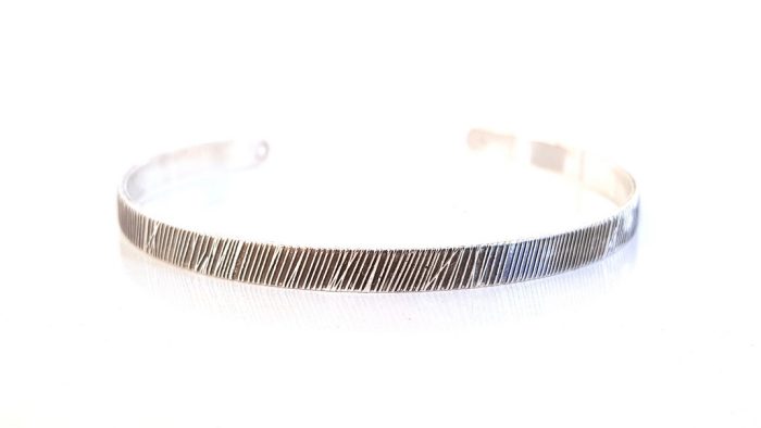 Bronze bracelet with stripes