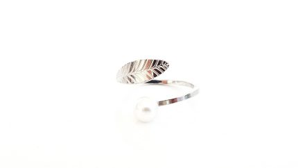 Ατσάλινο δαχτυλίδι με φύλλο και πέρλα