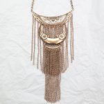 Boho κολιέ με μεταλλικά κρόσσια