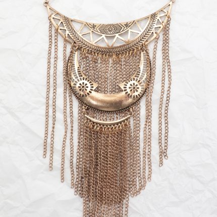 Boho κολιέ με μεταλλικά κρόσσια