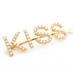 Κλιπ μαλλιών με τη λέξη KISS