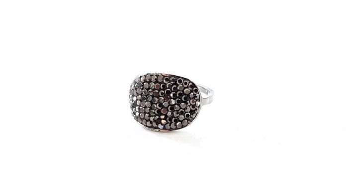 Steel ring with rhinestone