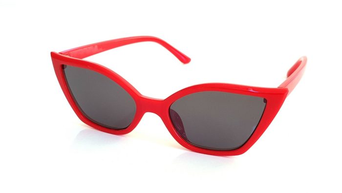 Cat eye sunglasses with polygonal lenses