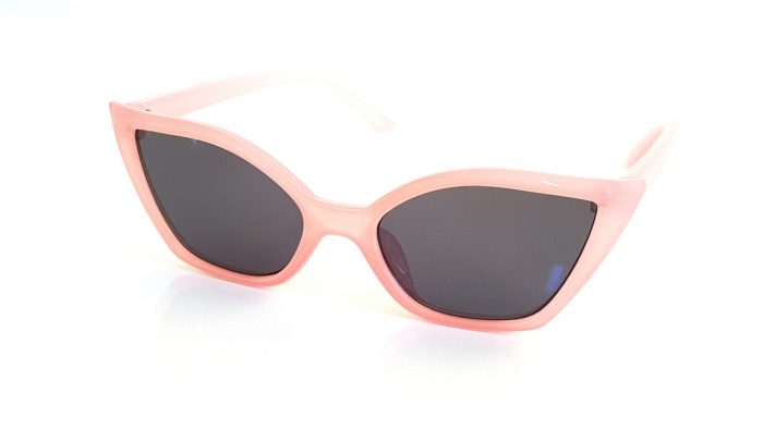 Cat eye sunglasses with polygonal lenses