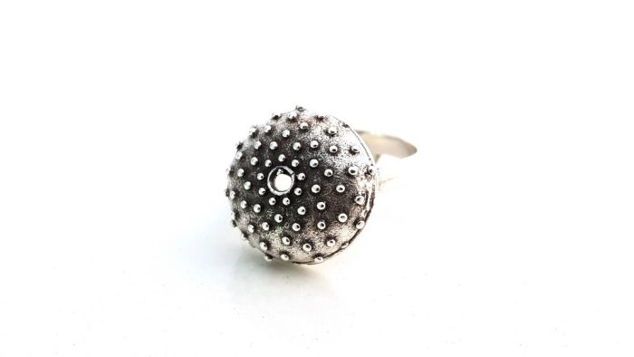 Ring in the shape of a sea urchin
