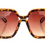 Μεγάλα γυαλιά ηλίου με τετραγωνισμένους φακούς
