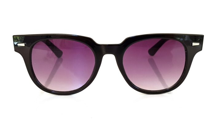 Wayfarer style sunglasses