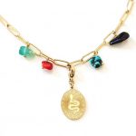 Κοντό ατσάλινο κολιέ με κρεμαστές χάντρες