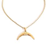 Κοντό ατσάλινο κολιέ με κέρατο