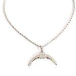 Κοντό ατσάλινο κολιέ με κέρατο