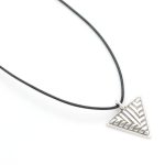 Κολιέ με κορδόνι και μεταλλικό στοιχείο