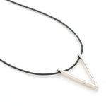 Κολιέ με κορδόνι και μεταλλικό στοιχείο