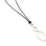 Κολιέ με κορδόνι και μεταλλικό στοιχείο