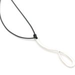 Κολιέ με κορδόνι και μεταλλικό στοιχείο