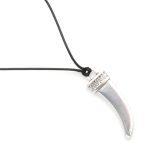 Κολιέ με κορδόνι και μεταλλικό στοιχείο