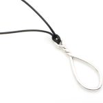 Κολιέ με κορδόνι και μεταλλικό στοιχείο