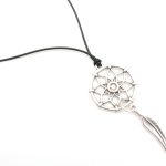 Κολιέ με κορδόνι και μεταλλικό στοιχείο