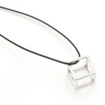 Κολιέ με κορδόνι και μεταλλικό στοιχείο