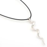 Κολιέ με κορδόνι και μεταλλικό στοιχείο