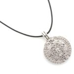 Κολιέ με κορδόνι και μεταλλικό στοιχείο