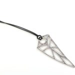 Κολιέ με κορδόνι και μεταλλικό στοιχείο